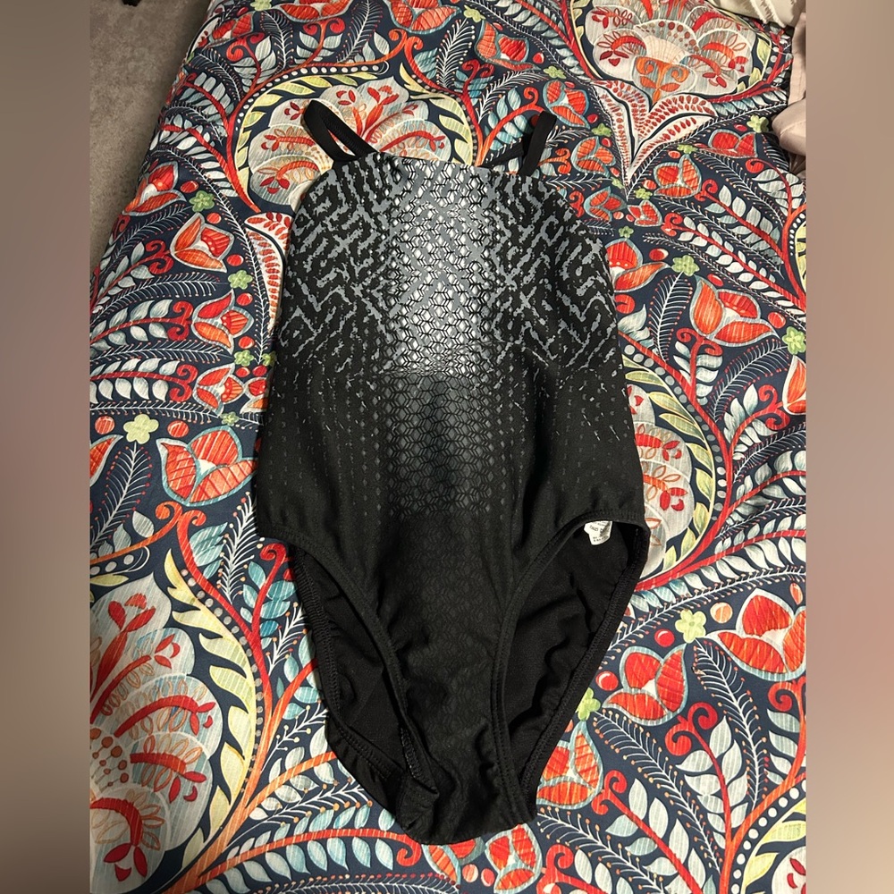 TYR Black and White Patterned Swimsuit

Size 28